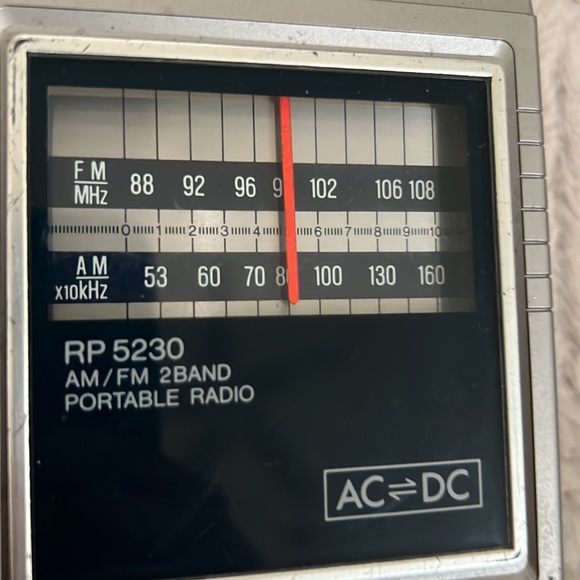 Sanyo Model RP 5230 AM/FM Portable Radio, Vintage 80’s - Picture 5 of 16